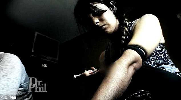 Những hình ảnh được cắt ra từ một đoạn clip, cung cấp bởi tiến sỹ Dr Phil, cho thấy cuộc sống của 3 chị em trong một gia đình nghiện ma túy.