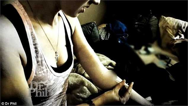 Đây là hình ảnh cô cả tên Valeen, 27 tuổi, đang tiêm heroin vào người ngay tại nhà. Được biết, cô gái này đang bị cáo buộc là người đã gây nghiện ma túy cho 2 cô em gái.