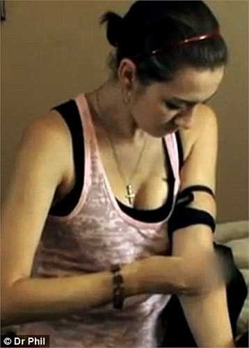 Trả lời với báo chí, Valeen cho biết: 'Khi tôi thức dậy, điều đầu tiên tôi nghĩ đến đó là việc phê thuốc'.