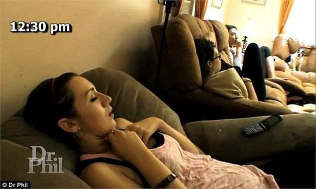 Đây là thời điểm 12:30 trưa, cả 3 chị em đều đang rơi vào tình trạng phê thuốc ngay trên ghế sofa.