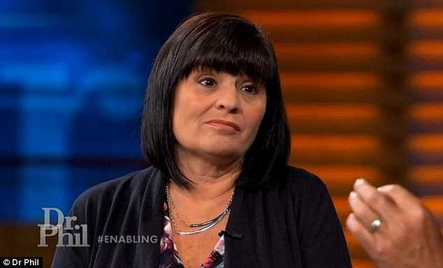 Bà Linda, mẹ của 3 cô gái, cũng từng là một người nghiện cô-ca-in.