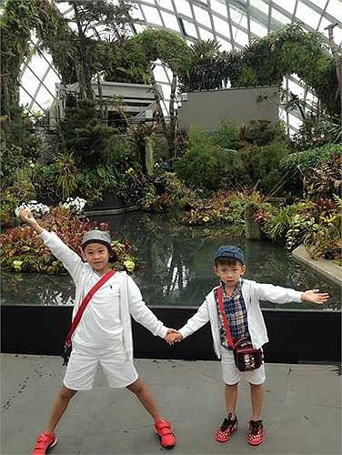 Hai bé Vương Khang và Vương Khôi rất thích thú khi được mẹ đưa đi nhiều nơi.