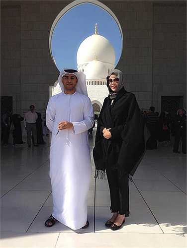 Hà Kiều Anh vừa có chuyến đi thăm Dubai đầy thú vị. Chị chia sẻ loạt hình ảnh mặc trang phục của phụ nữ Hồi giáo. Mặc dù diện đồ 'kín bưng' nhưng Hà Kiều Anh vẫn toát lên sự sang trọng, quý phái. Theo Hà Kiều Anh, chị thực sự bị choáng ngợp bởi thiết kế tráng lệ của công trình vĩ đại tại Dubai.