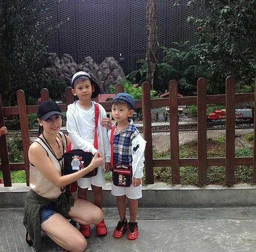 'Người bạn đồng hành' của chị trong các chuyến đi là hai con trai đáng yêu