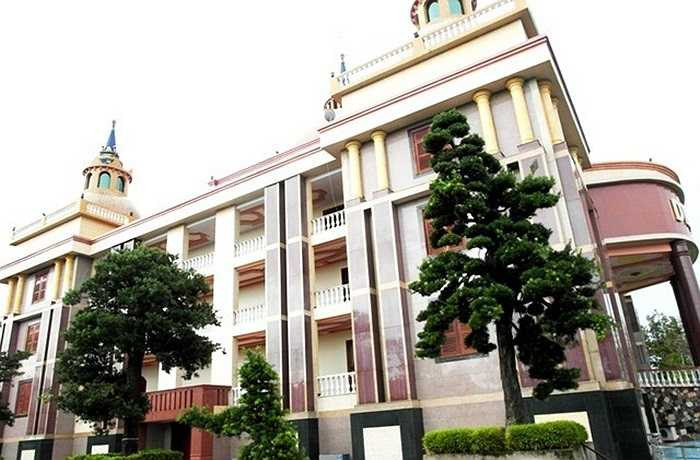 Tọa lạc tại xã Hàm Giang, huyện Trà Cú, tỉnh Trà Vinh, lâu đài của đại gia Trầm Bê - Phó chủ tịch Sacombank thu hút sự chú ý của nhiều người vì sự cầu kỳ và hoành tráng.