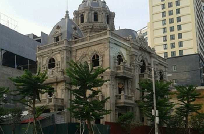 Mới đây, dư luận xôn xao trước việc xuất hiện một ngôi biệt thự hoành tráng ở Lào Cai, theo tìm hiểu, chủ nhân của ngôi biệt thự này là nữ đại gia Nguyễn Thị Nga, xuất thân từ huyện Kim Thành, tỉnh Hải Dương, từng vào quân ngũ, bà Nga vẫn quyết tâm “thân gái dặm trường” lên đất Lào Cai lập nghiệp, thành lập Công ty TNHH thương mại Hoàng Lan do mình làm giám đốc.