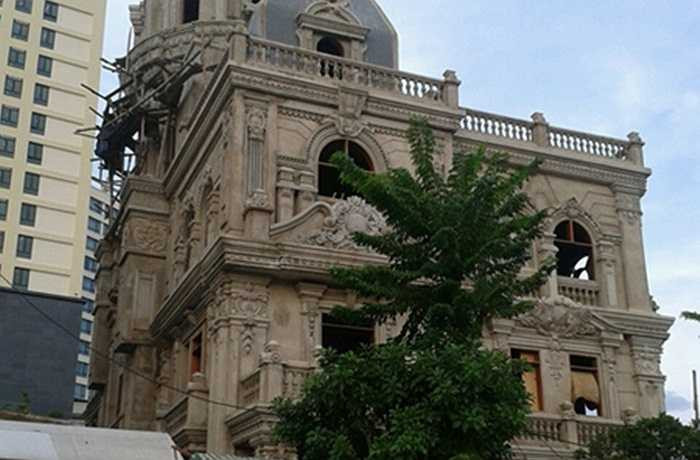 Nằm ở vị trí ngã sáu đại lộ Trần Hưng Đạo, được ôm trọn bởi Khách sạn quốc tế Aristo, khách sạn 5 sao đầu tiên tại Lào Cai, ngôi biệt thự kiến trúc kiểu Pháp hút tầm mắt của nhiều du khách đến tỉnh miền biên ải này bởi sự hào nhoáng, sang trọng.