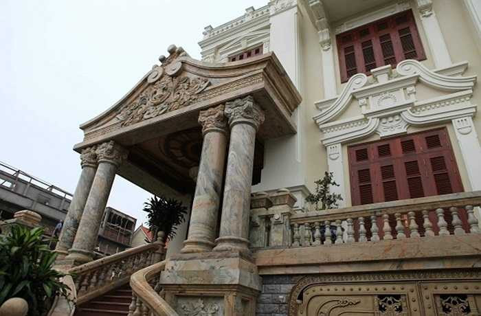 Tòa lâu đài có nhiều hoa văn cầu kỳ, tinh xảo.