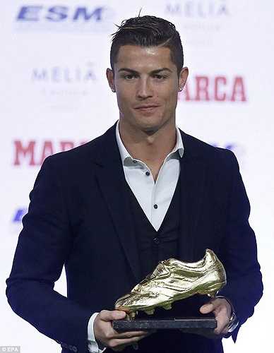 Tuy nhiên, Ronaldo từ chối nhận giải thưởng cùng ngày với Suarez nên lễ trao giải cho anh diễn ra chậm 1 ngày