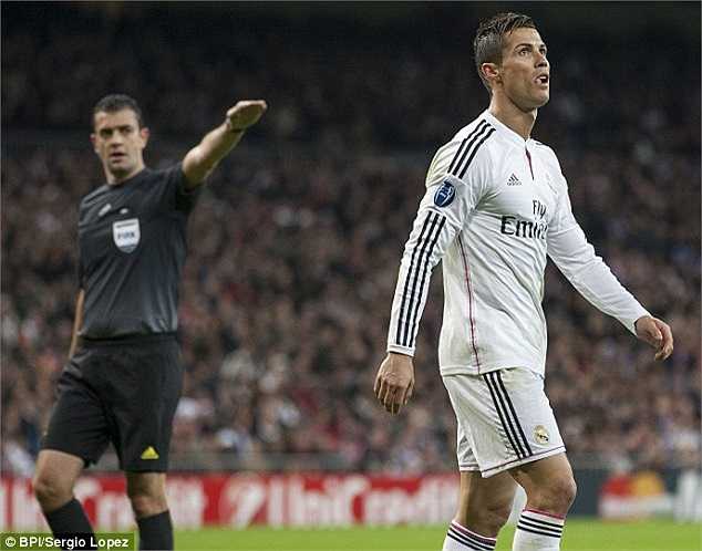 Ronaldo thi đấu khá tồi ở trận Real-Liverpool. Anh không ghi được bàn thắng nào và chấp nhận nhìn Messi vượt lên