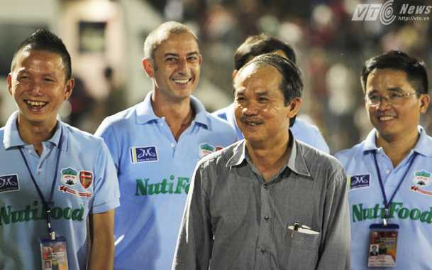 Bầu Đức muốn lứa trẻ HAGL tiếp tục cọ xát chuẩn bị cho V-League (Ảnh: Nhạc Dương)