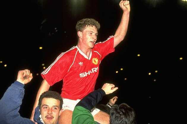 Tháng 1/1990, Marks Robin ghi bàn giúp Man Utd đoạt FA, đồng thời cứu Fergie khỏi bị sa thải sau 4 mùa giải khởi đầu tồi tệ tại Old Trafford