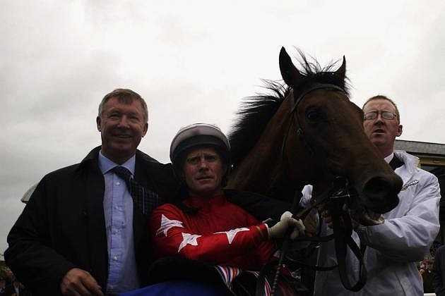 Mùa hè 2004, nhà Glazer chính thức trở thành chủ sở hữu mới của Man Utd. Ferguson được giao toàn quyền quyết định các vấn đề liên quan tới đội bóng