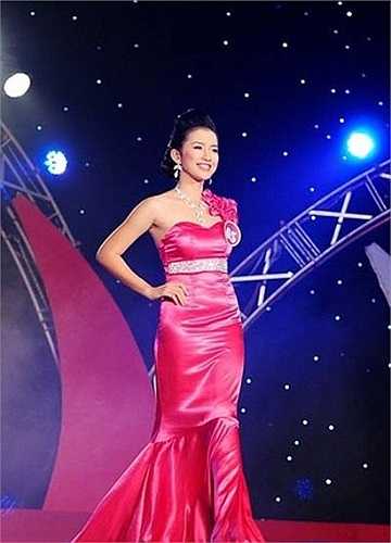 Thành tích: 12 năm học sinh giỏi; Giải Nhì học sinh giỏi thành phố môn Hóa; Giải Ba học sinh giỏi quốc gia môn Hóa; Huy chương Vàng Olympic Hóa học; Top 10 HHT Icon Á khôi THPT Quốc học Huế; Á khôi 1 Miss Đại học Huế.