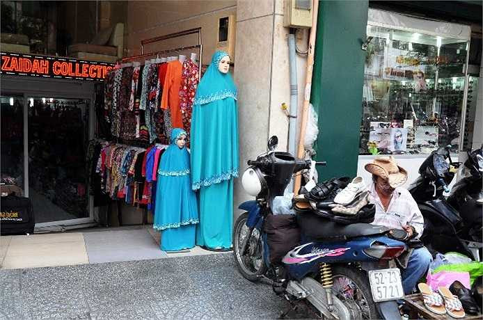 Việc ăn uống theo chế độ ăn kiêng của người đạo Hồi cũng được các công ty du lịch đảm bảo trong các chuyến Tour. (Ảnh Quang Hưng)