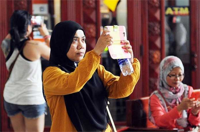 Theo Tổng cục Du lịch Việt Nam, chỉ tính riêng chín tháng đầu năm 2014, lượng khách Indonesia đến Việt Nam đạt hơn 53.000 lượt, tăng 99,62% so với cùng kỳ năm ngoài. Trong khi khách đến từ Malaysia đạt hơn 243.000 lượt, tăng 102,67% so với cùng kỳ năm 2013. (Ảnh Quang Hưng)