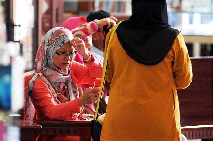 Chị Zamirah Salley (du khách từ Malaysia) cho biết, chị rất thích đi du lịch ở Việt Nam vì đất nước, con người ở đây rất đẹp và thân thiện. (Ảnh Quang Hưng)