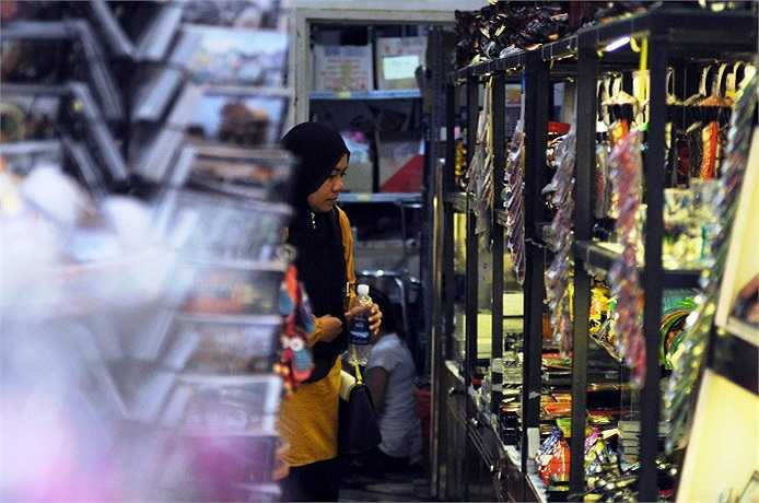 Nhiều du khách xem Việt Nam là thiên đường mua sắm, vì hàng hóa đa dạng, giá cả lại không quá đắt đỏ. (Ảnh Quang Hưng)