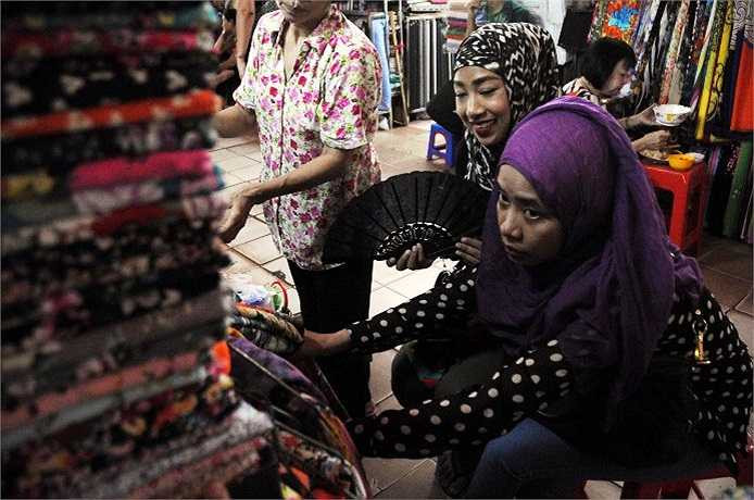 Họ còn đến các địa danh danh nổi tiếng ở TP.HCM như dinh Độc Lập, nhà thờ Đức Bà… để tham quan và chụp hình.(Ảnh Quang Hưng)