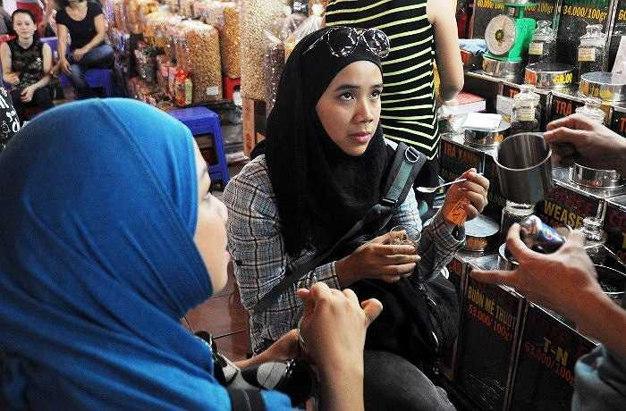 Do lượng khách tăng nhanh, các công ty du lịch VN tăng cường chất lượng dịch vụ nhằm tạo sự hài lòng cho khách. (Ảnh Quang Hưng)