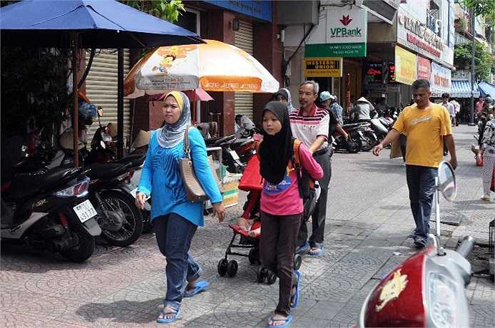 Ngoài dẫn đoàn đi tham quan tại các địa danh nổi tiếng ở Sài Gòn, công ty du lịch còn tổ chức các tour đưa khách đi về các tỉnh Miền Tây khám phá. (Ảnh Quang Hưng)