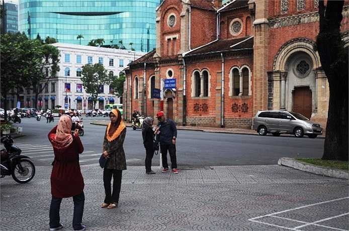 Những trung tâm mua sắm nổi tiếng như Sài Gòn Square, chợ Bến Thành thu hút nhiều vị khách du lịch theo đạo Hồi tới mua sắm. (Ảnh Quang Hưng)