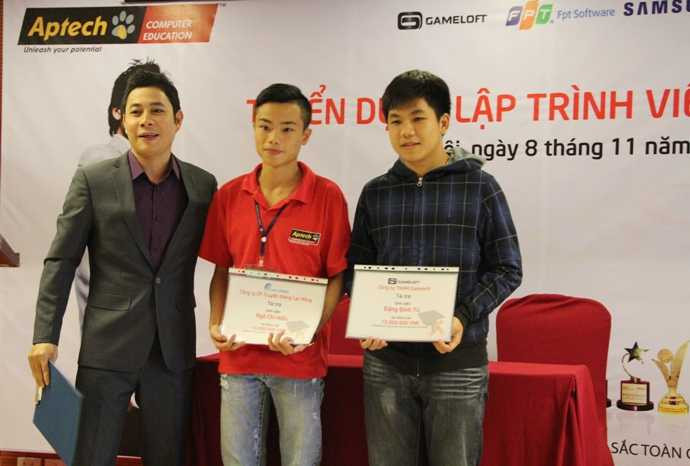 Hai bạn sinh viên Ngô Chí Hiếu và Đặng Đức Tú đã xuất sắc giành được hỗ trợ 25% học phí