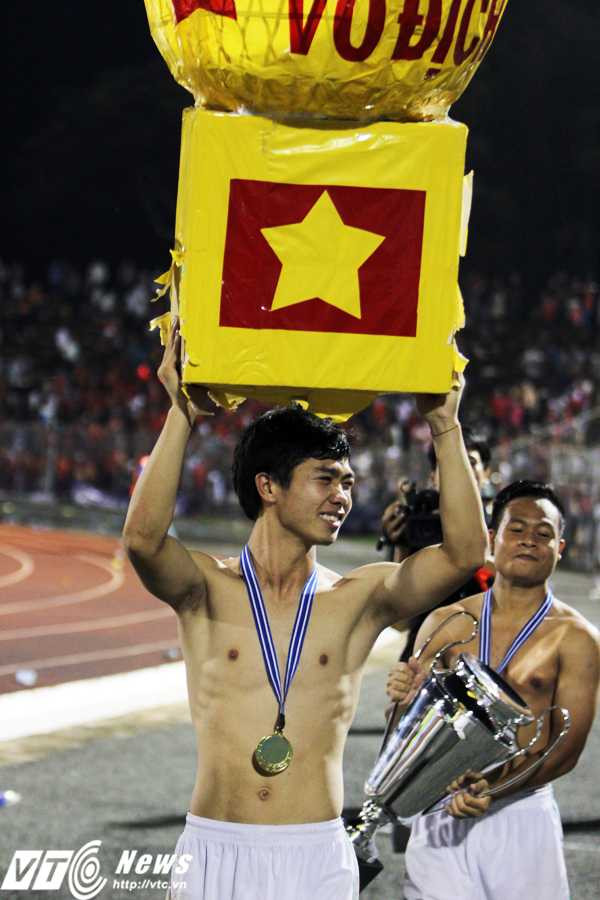 Công Phượng ăn mừng chức vô địch đầu tiên cùng HAGL (Ảnh: Nhạc Dương)