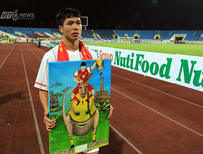 Công Phượng và bức tranh gây nhiều tranh cãi (Ảnh: Nhạc Dương)