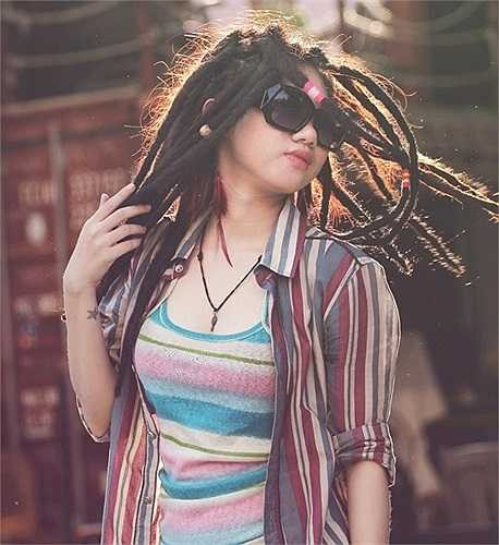 Kiểu tóc gần đây nhất Huệ có trước khi đến với đầu trọc chính là Dreadlock. Cô để kiểu đầu này khi tham gia một dự án về âm nhạc.