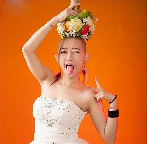 Dù cạo đầu đã gần một tháng nhưng 9X mới công khai hình ảnh đầu trọc lên trang cá nhân mới được một tuần. Đây là cách 9X đo độ bản lĩnh của mình trước những bình phẩm trái chiều từ dư luận.