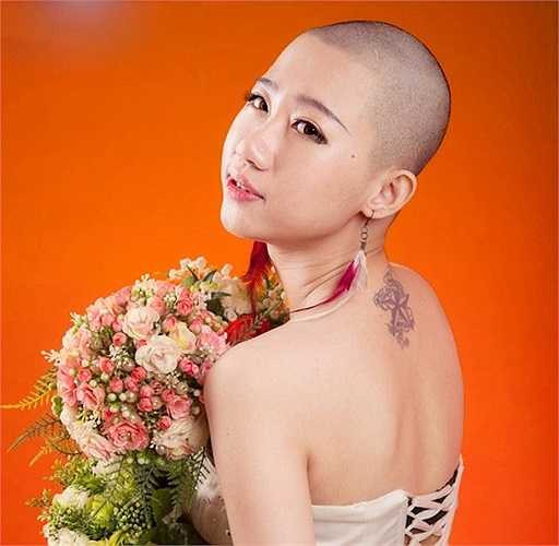 Sinh ra và lớn lên trong một gia đình có truyền thống nghệ thuật, Huệ luôn muốn lấy cái ngông của mình để phục vụ và sống với đam mê hội họa.