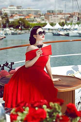 Tuy nhiên, người đẹp này đã lên tiếng phủ nhận mình dùng hàng nhái