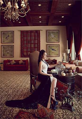 Cô còn gửi gắm tới người tố cô dùng hàng nhái rằng: 'Em phân tích giống các bạn nhân viên của chị những ngày đầu học các thông tin căn bản. Thế giới thời trang bao la, rộng lớn và còn rất rất nhiều thứ tuyệt vời hơn những gì em tôn sùng'