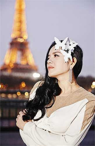 Lý Nhã Kỳ luôn tự tin với những trang phục và phụ kiện đắt giá mà cô sử dụng