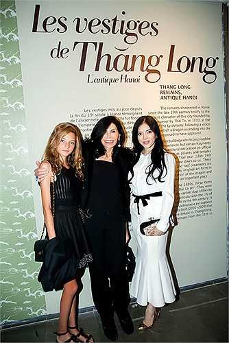 Lý Nhã Kỳ và tỷ phú Mouna Ayoub quen biết nhau khi cùng tham dự Tuần lễ thời trang Paris. Cả 2 nhanh chóng trở nên thân thiết