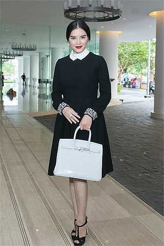 Lý Nhã Kỳ lịch lãm trong buổi giới thiệu show diễn thời tran do cô tổ chức