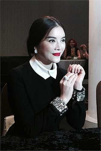 Trước thông tin công ty của mình đang làm ăn kém, Lý Nhã Kỳ khẳng định: 'Nếu kinh tế khó khăn thì show đã không tổ chức. Vì đây là show diễn được lên kế hoạch từ 6 tháng trước. 