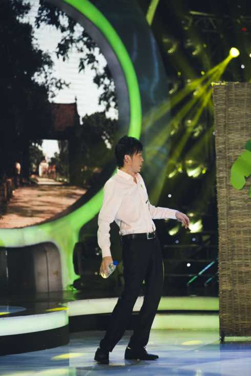 Mỹ Linh 'vái lạy' thí sinh nhí