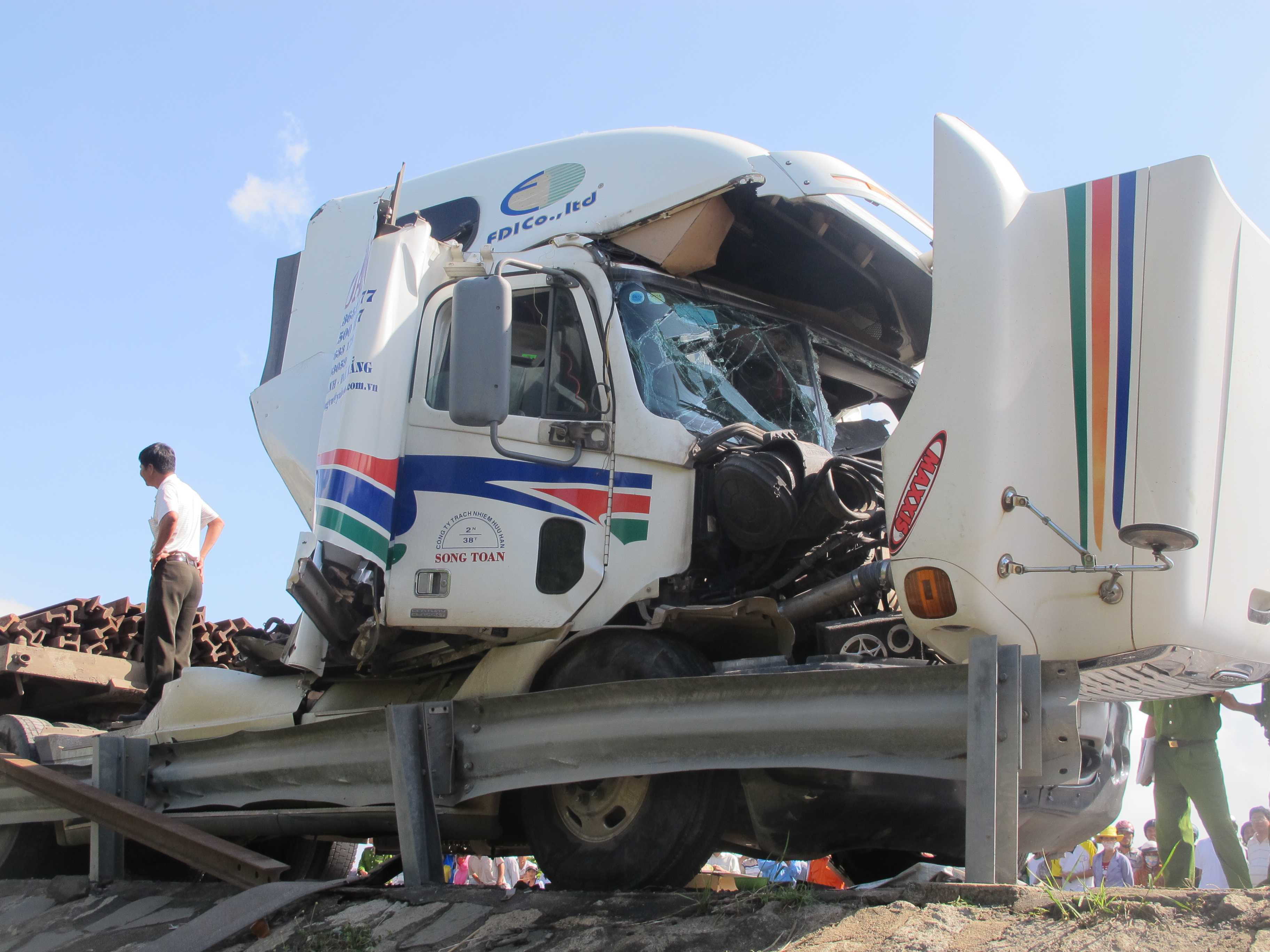 Ô tô tự gây tai nạn, 3 người thương vong