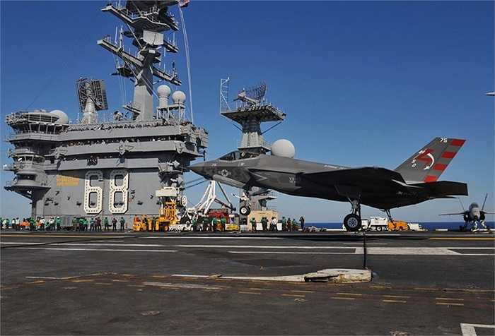 Khoảnh khắc trước khi chiếc F-35C móc được vào cáp hãm đà trên sàn tàu sân bay
