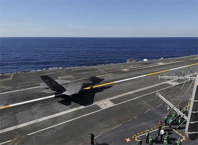 Chiến cơ hiện đại F-35C của Mỹ hạ cánh trên tàu sân bay USS Nimitz