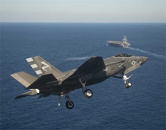 Chiếc F-35C trên đường trở về tàu