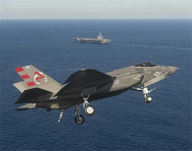 Chiếc F-35C trên đường trở về tàu