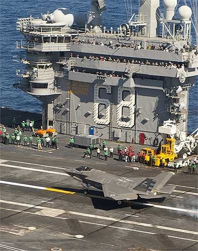 Xem thêm ảnh quá trình hạ cánh trên tàu sân bay USS Nimitz của chiến cơ F-35C