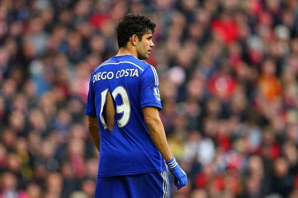 Áo Diego Costa bị rách một miếng lớn