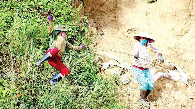 Những hình ảnh đu dây qua sông khiến người xem rùng mình