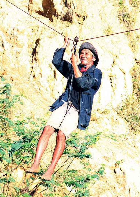 Những hình ảnh đu dây qua sông khiến người xem rùng mình
