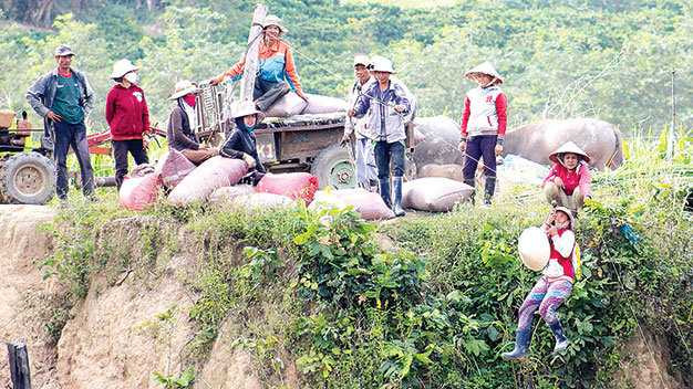 Những hình ảnh đu dây qua sông khiến người xem rùng mình