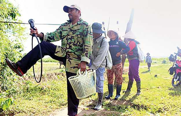 Những hình ảnh đu dây qua sông khiến người xem rùng mình